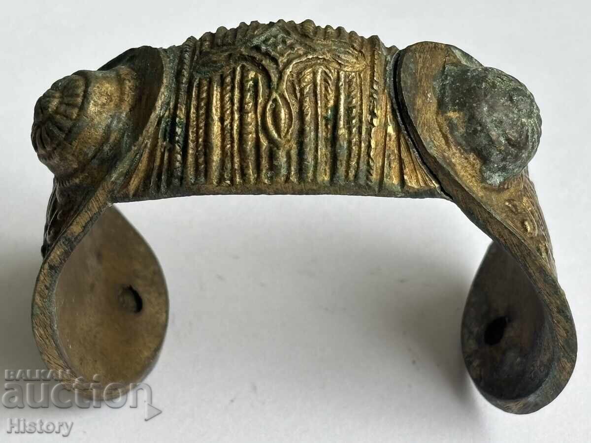 Auction  Renaissance slingshot bracelet