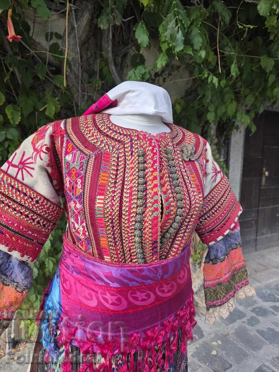 Комплетна женска носија од Дебарско Поле с цена € 3323.40 | 6500.01 лв. Комплетна женска носија од Дебарско Поле с цена € 3323.40 | 6500.01 лв.