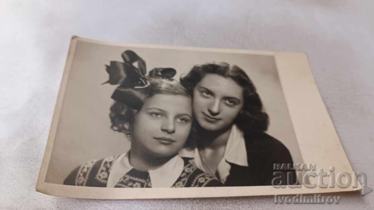 Foto Două fete tinere Foto Două fete tinere