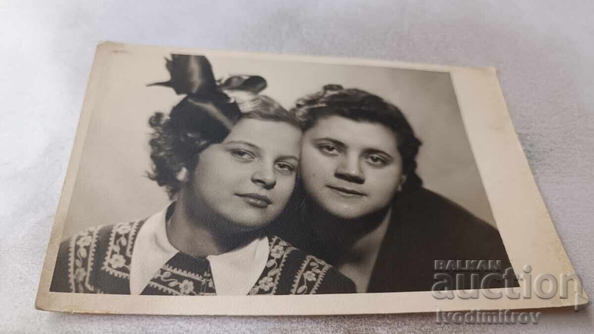 Φωτογραφία Δύο νεαρά κορίτσια