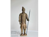 Statuetă realistă a unui războinic din "Armata de Teracotă"
