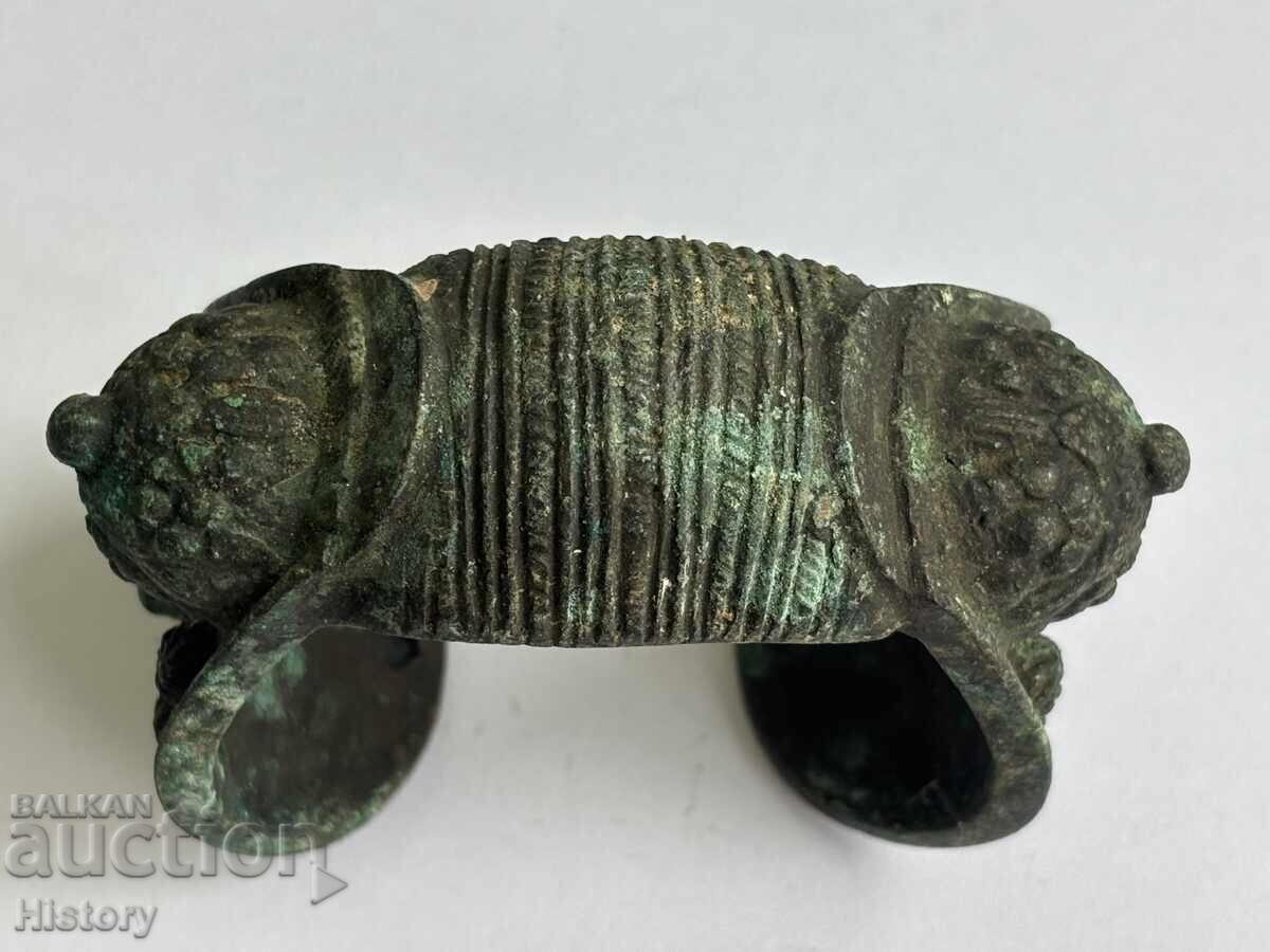 Renaissance slingshot bracelet