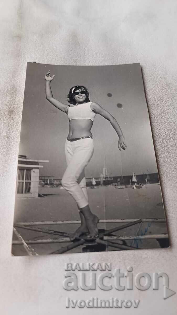 Fotografie Tineră fată pe carusel Fotografie Tineră fată pe carusel