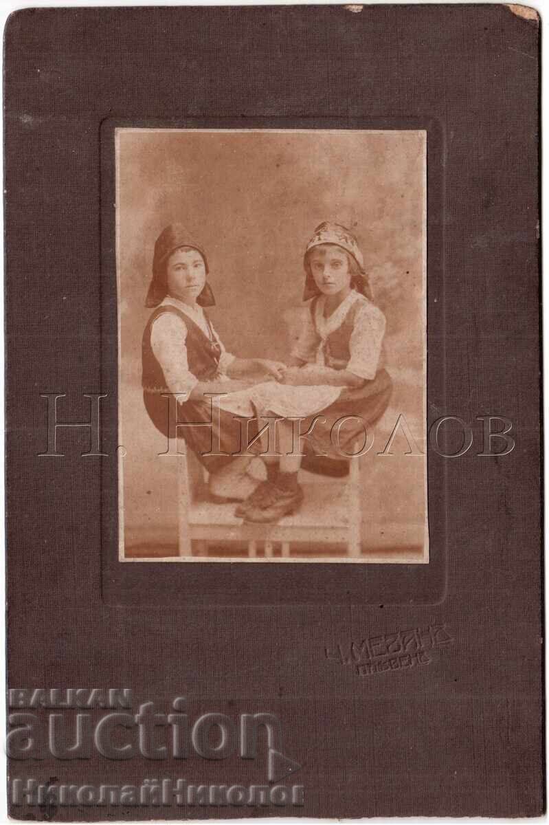 OLD PHOTO CARDBOARD PLEVEN GIRLS IN COSTUMES PHOTO MEZZANINE E424