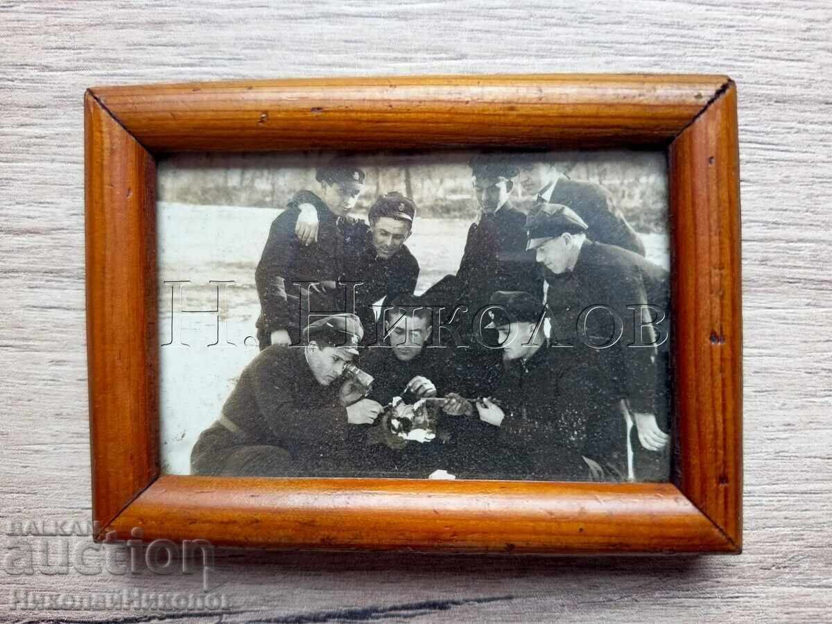 FOTOGRAFIE VECHE MINI ÎN RAMĂ ELEVI DE GIMNAZIU CU BINOCLU E430