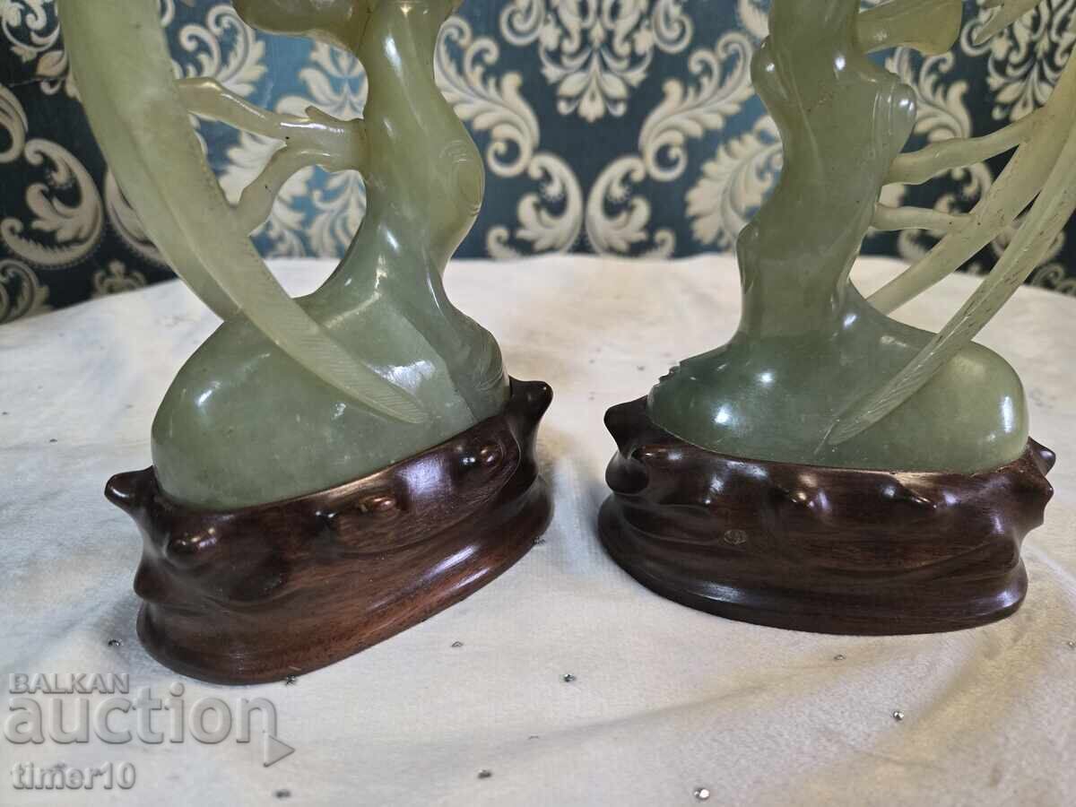 2 Chinese-made jade birds on a wooden base - 5