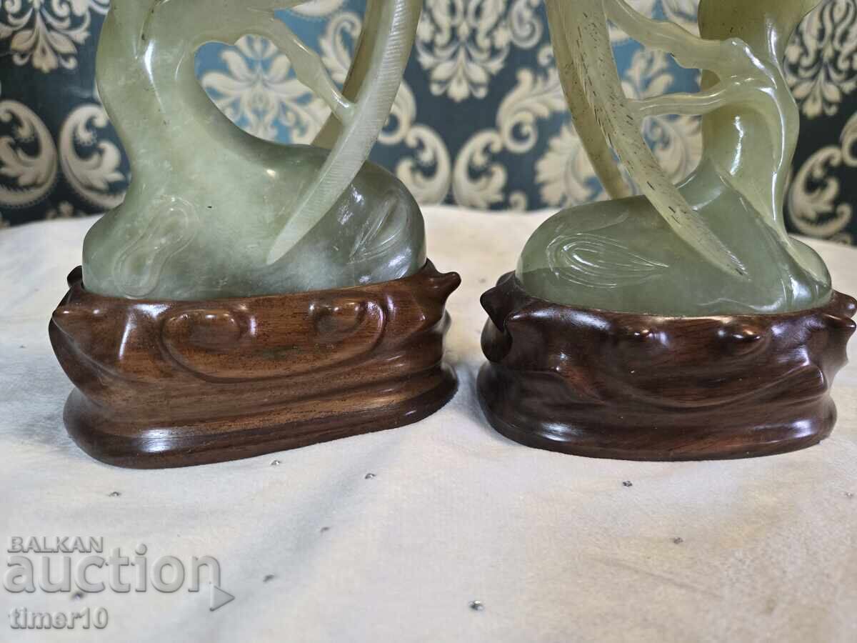2 Chinese-made jade birds on a wooden base - 6