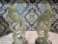 2 păsări din jad de fabricație chineză pe suport de lemn