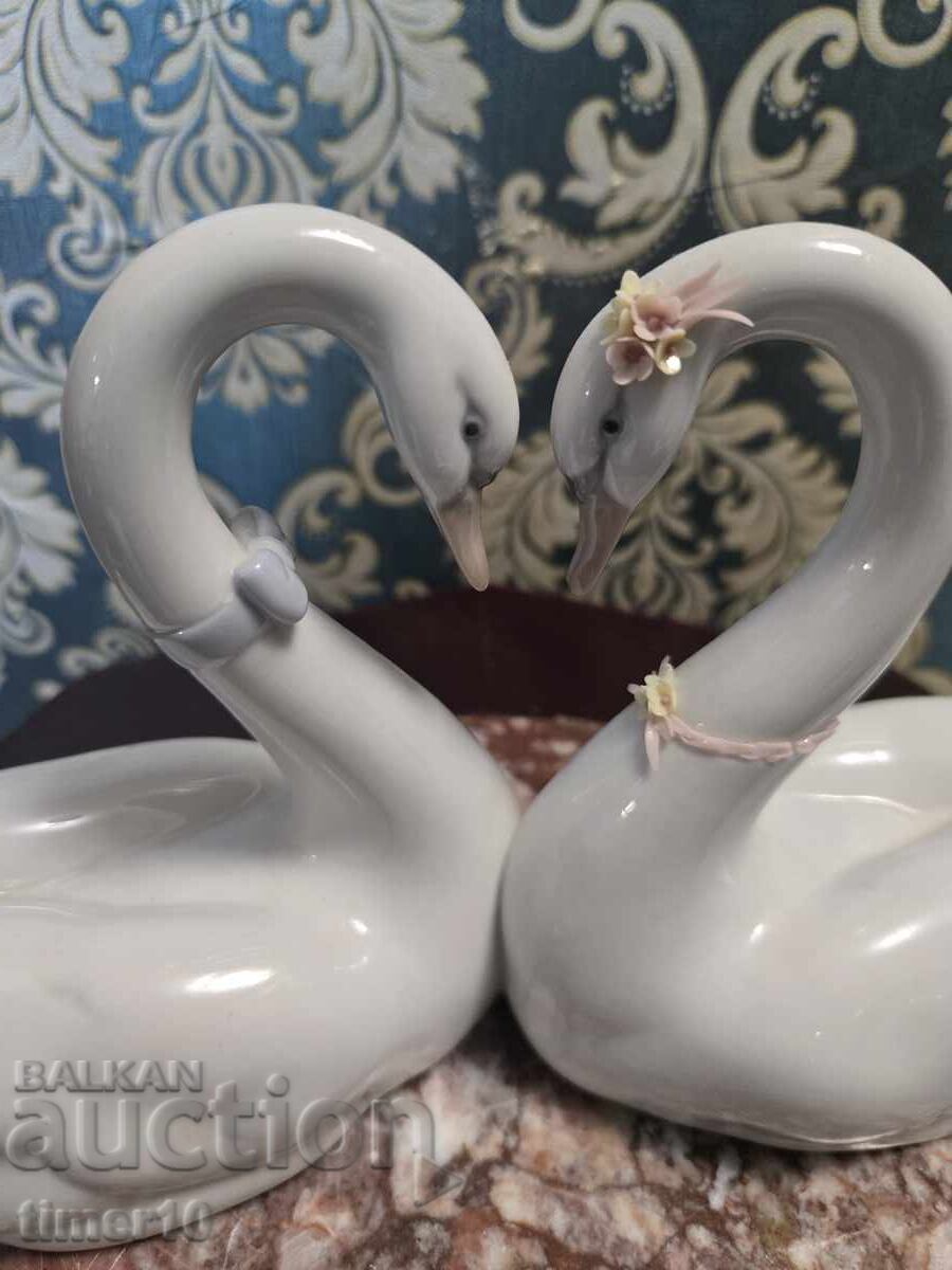 Auction  Beautiful Swan Figurine "Endless Love" by Lladro