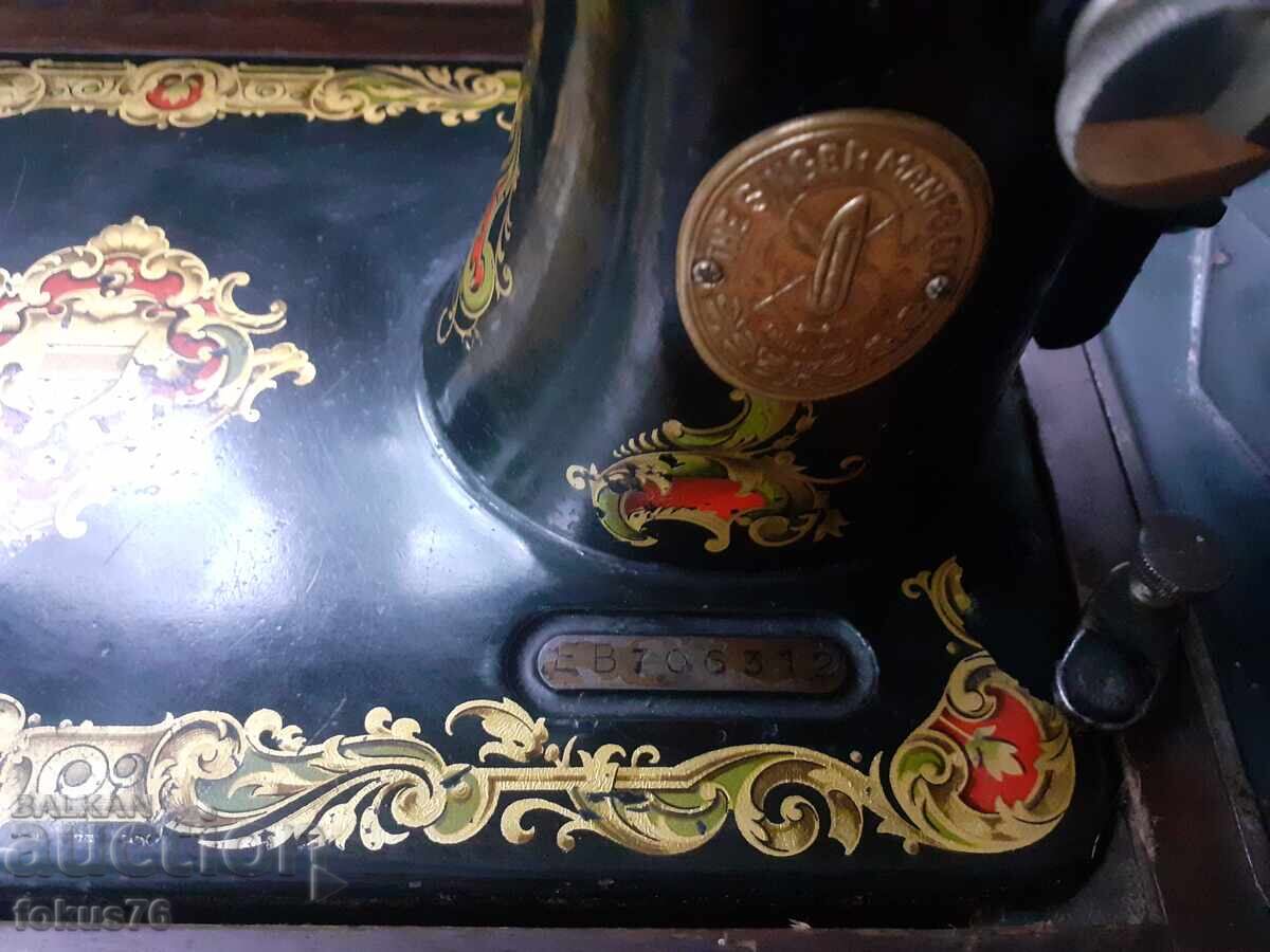 Mașină de cusut Singer veche, în stare unică cu preț 590.00 BGN | € 301.66