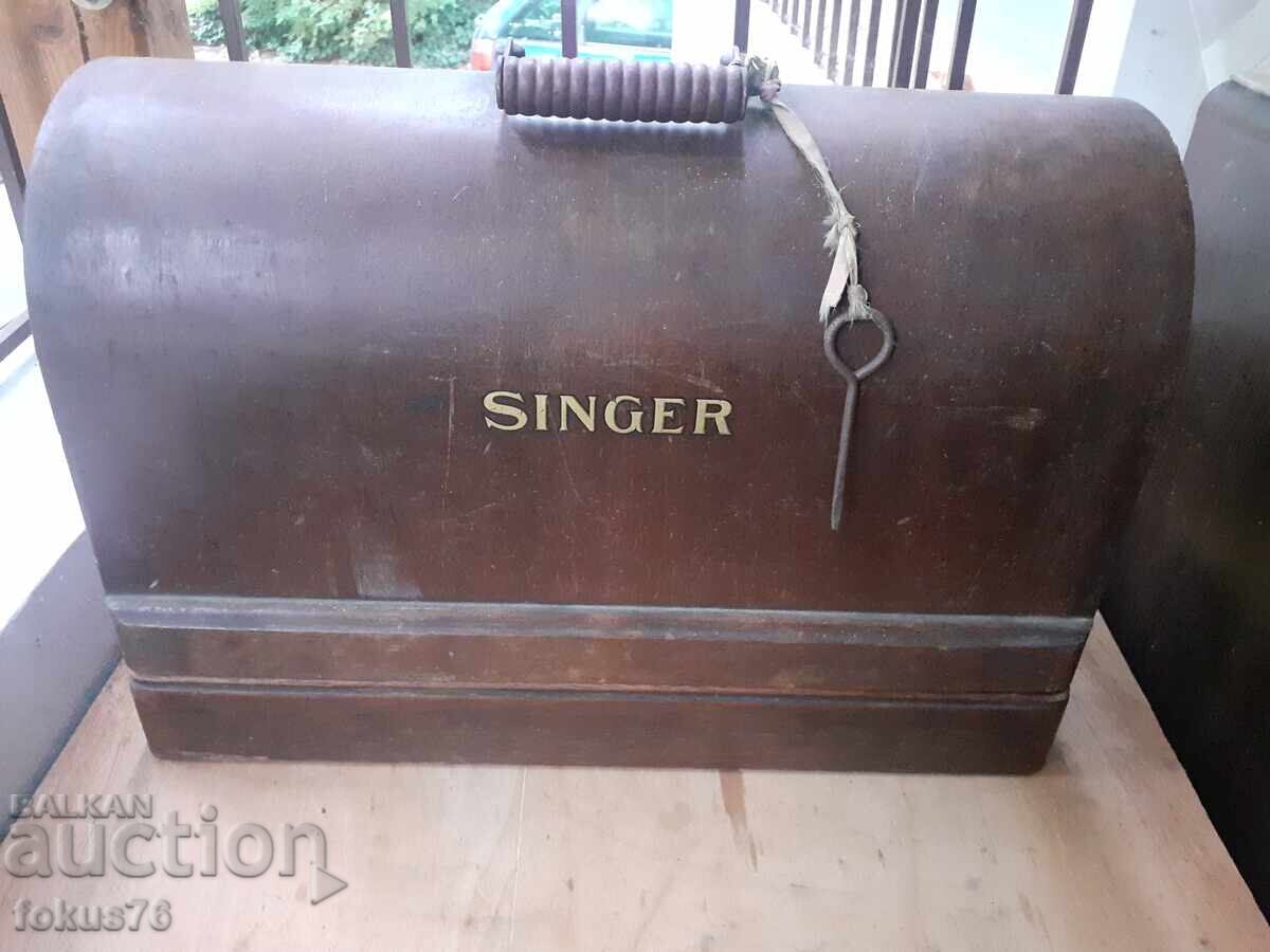 Livrarea Mașină de cusut Singer veche, în stare unică