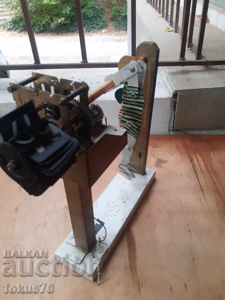 Παλιό μηχανικό παιχνίδι προσαρμοσμένο με μηχανισμό από ρολόι με τιμή 90.00 BGN | € 46.02