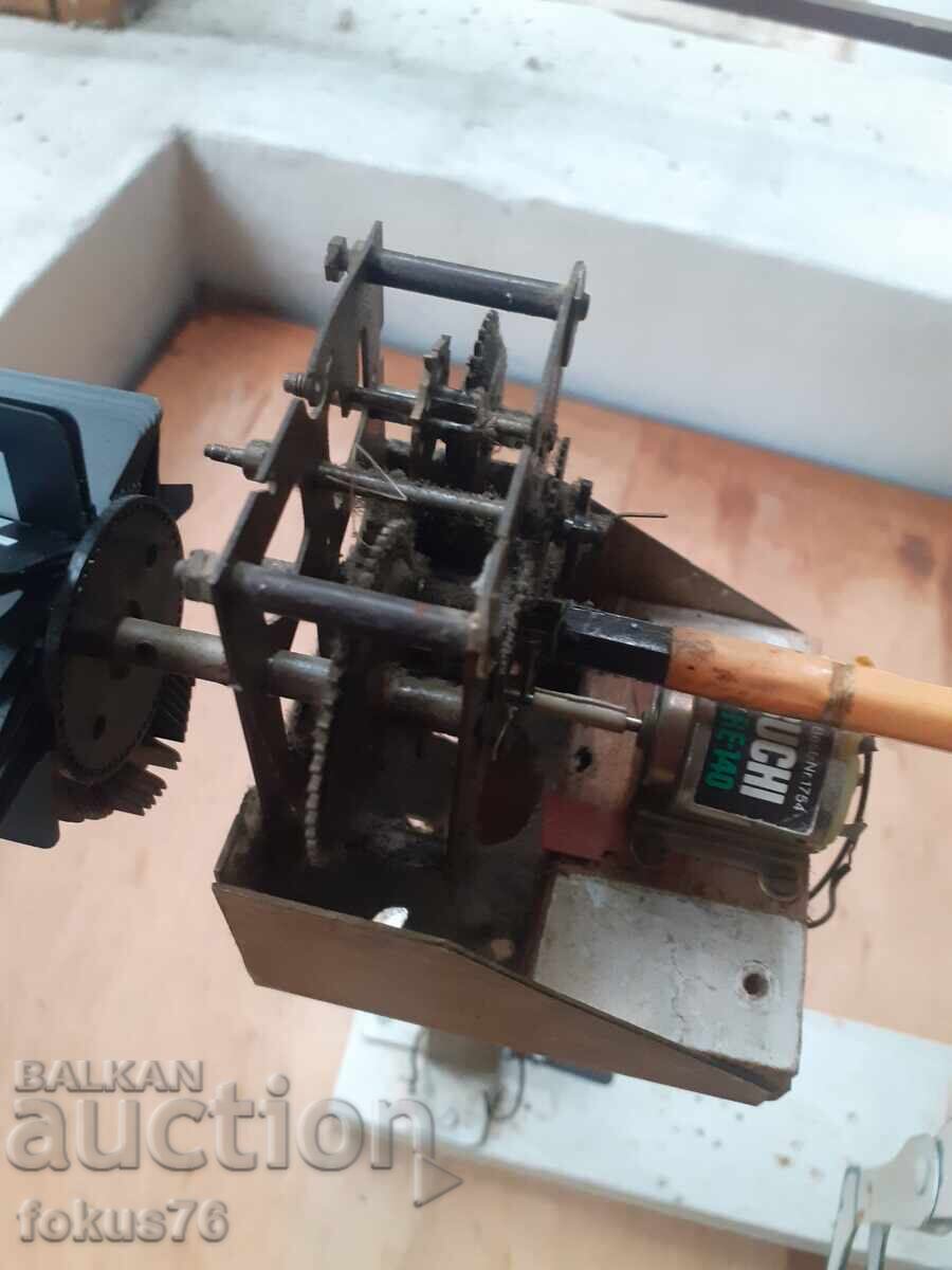 Δημοπρασία Παλιό μηχανικό παιχνίδι προσαρμοσμένο με μηχανισμό από ρολόι