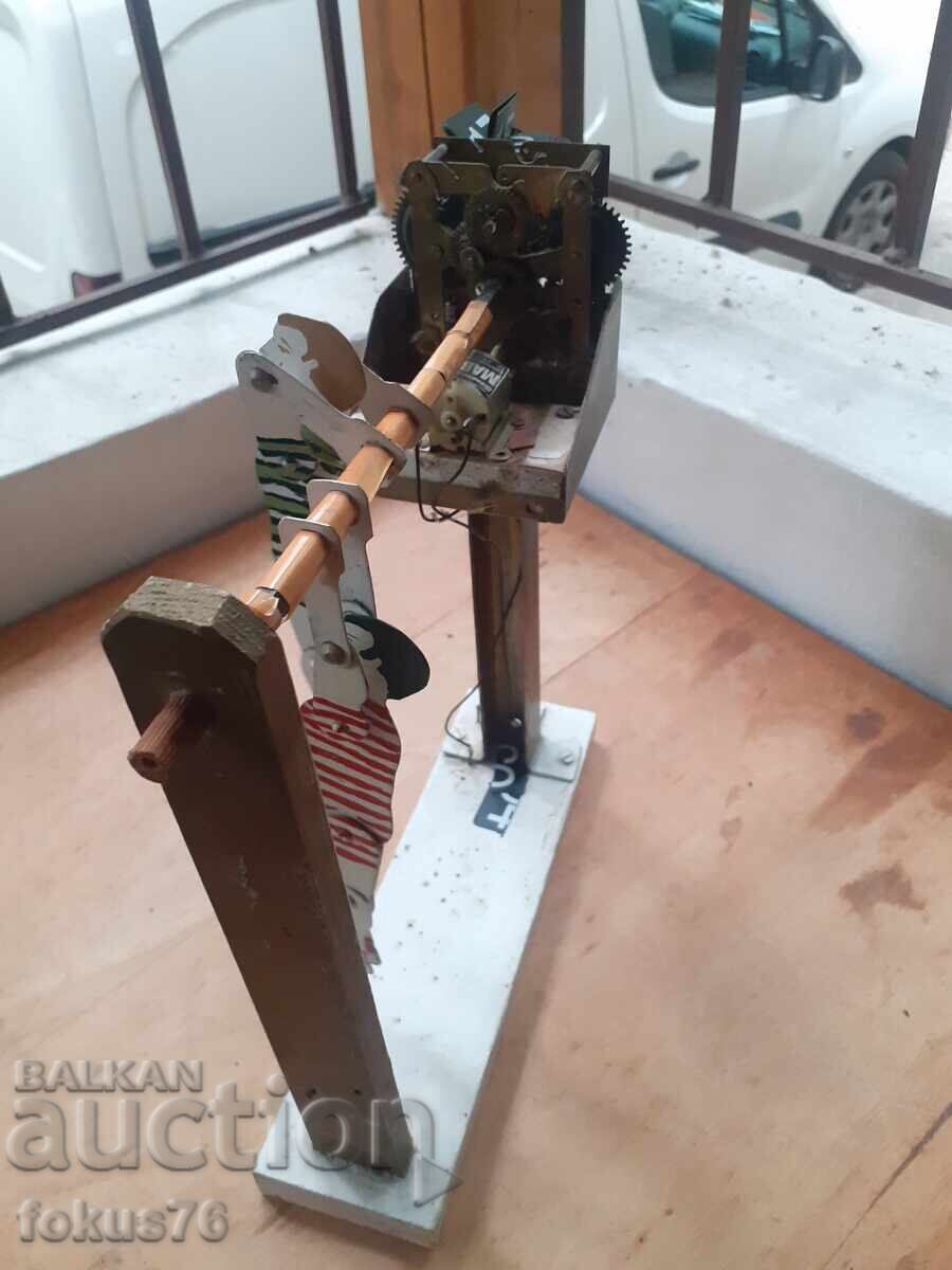 Παράδοση Παλιό μηχανικό παιχνίδι προσαρμοσμένο με μηχανισμό από ρολόι