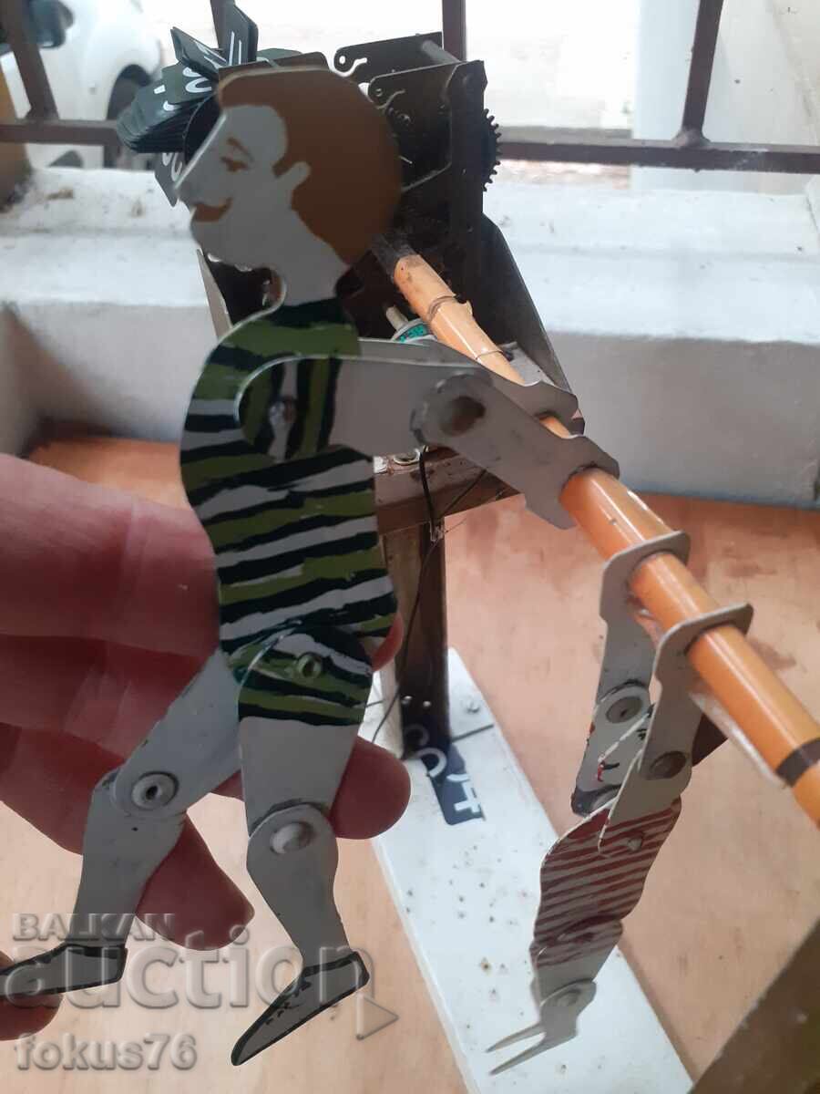 Παλιό μηχανικό παιχνίδι προσαρμοσμένο με μηχανισμό από ρολόι - 6