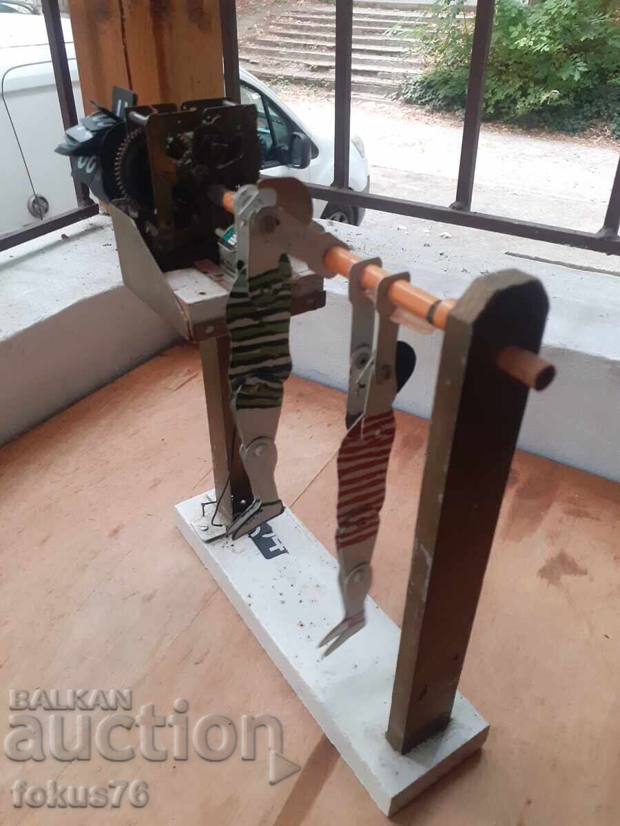 Παλιό μηχανικό παιχνίδι προσαρμοσμένο με μηχανισμό από ρολόι