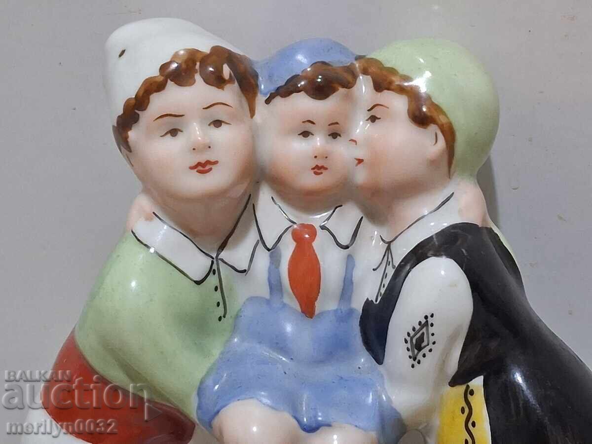 Figurină de porțelan bulgărească "Mama frământă, tata aduce" - statuetă cu preț 148.90 BGN | € 76.13 Figurină de porțelan bulgărească "Mama frământă, tata aduce" - statuetă cu preț 148.90 BGN | € 76.13