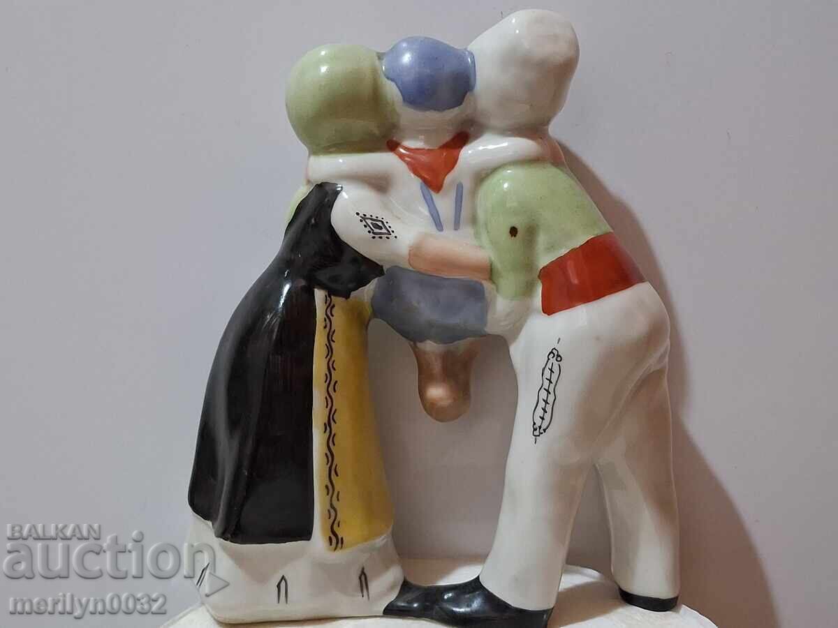 Licitație Figurină de porțelan bulgărească "Mama frământă, tata aduce" - statuetă Licitație Figurină de porțelan bulgărească "Mama frământă, tata aduce" - statuetă