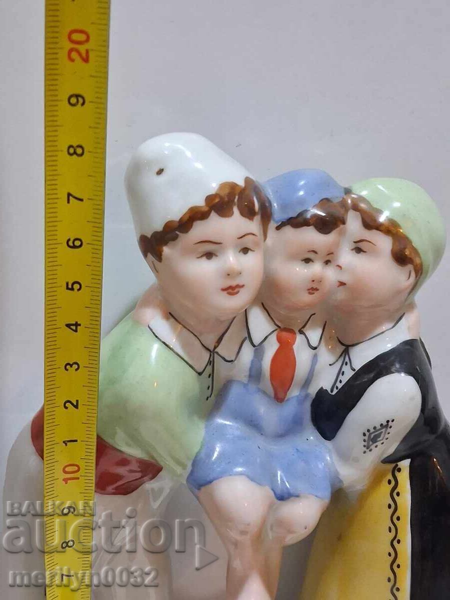 Livrarea Figurină de porțelan bulgărească "Mama frământă, tata aduce" - statuetă Livrarea Figurină de porțelan bulgărească "Mama frământă, tata aduce" - statuetă