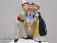 Figurină de porțelan bulgărească "Mama frământă, tata aduce" - statuetă