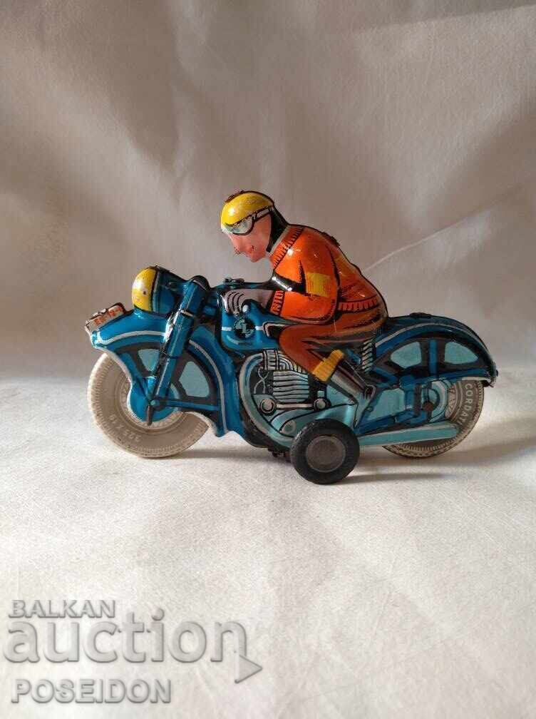 Стара ламаринена играчка моторист