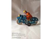 Стара ламаринена играчка моторист