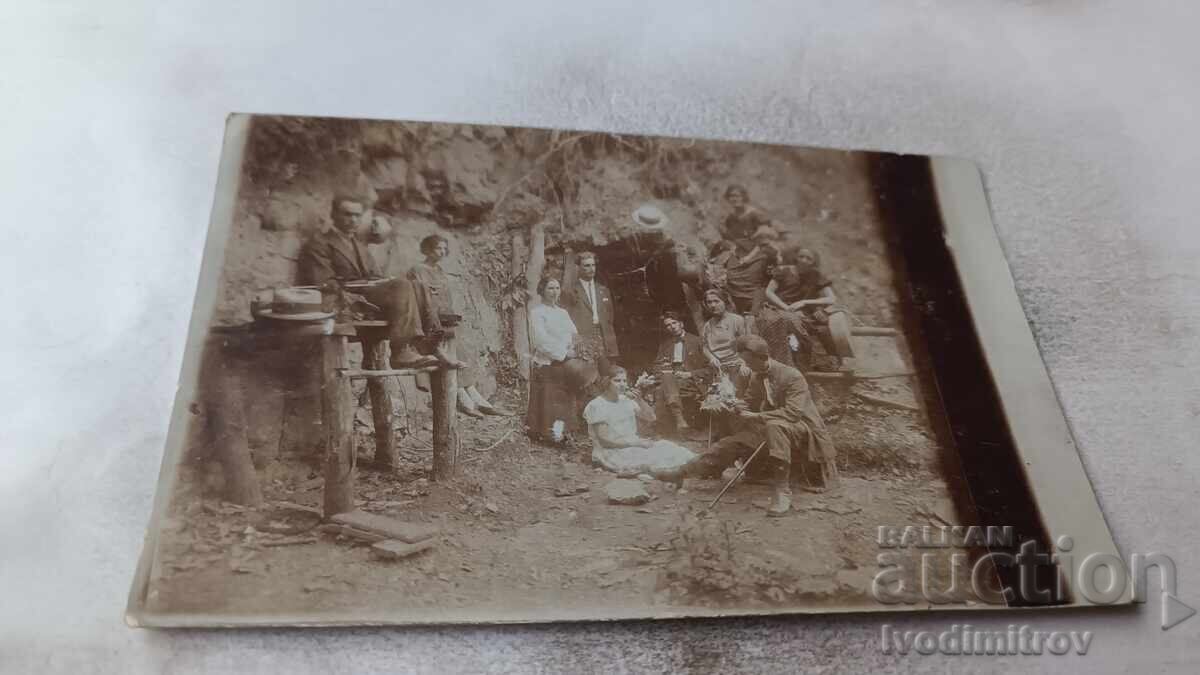 Fotografie Bărbați, tineri și fete