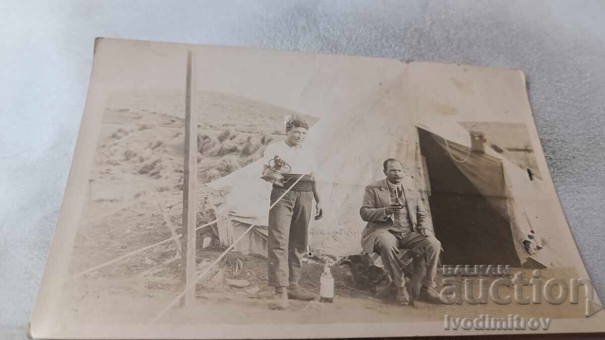 Φωτογραφία Δύο άνδρες μπροστά από σκηνή 1929