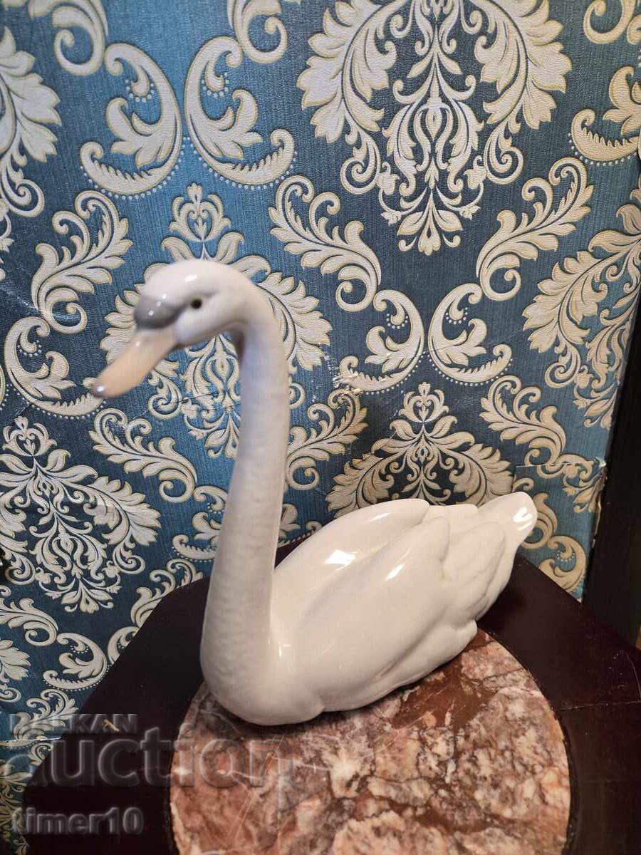 Lladró 1983 Porcelain Swan Figurine