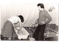 FOTOGRAFIE VECHE OBICEIURI BULGARE BĂIȚĂ BEBELUȘ CU IBRIK E445