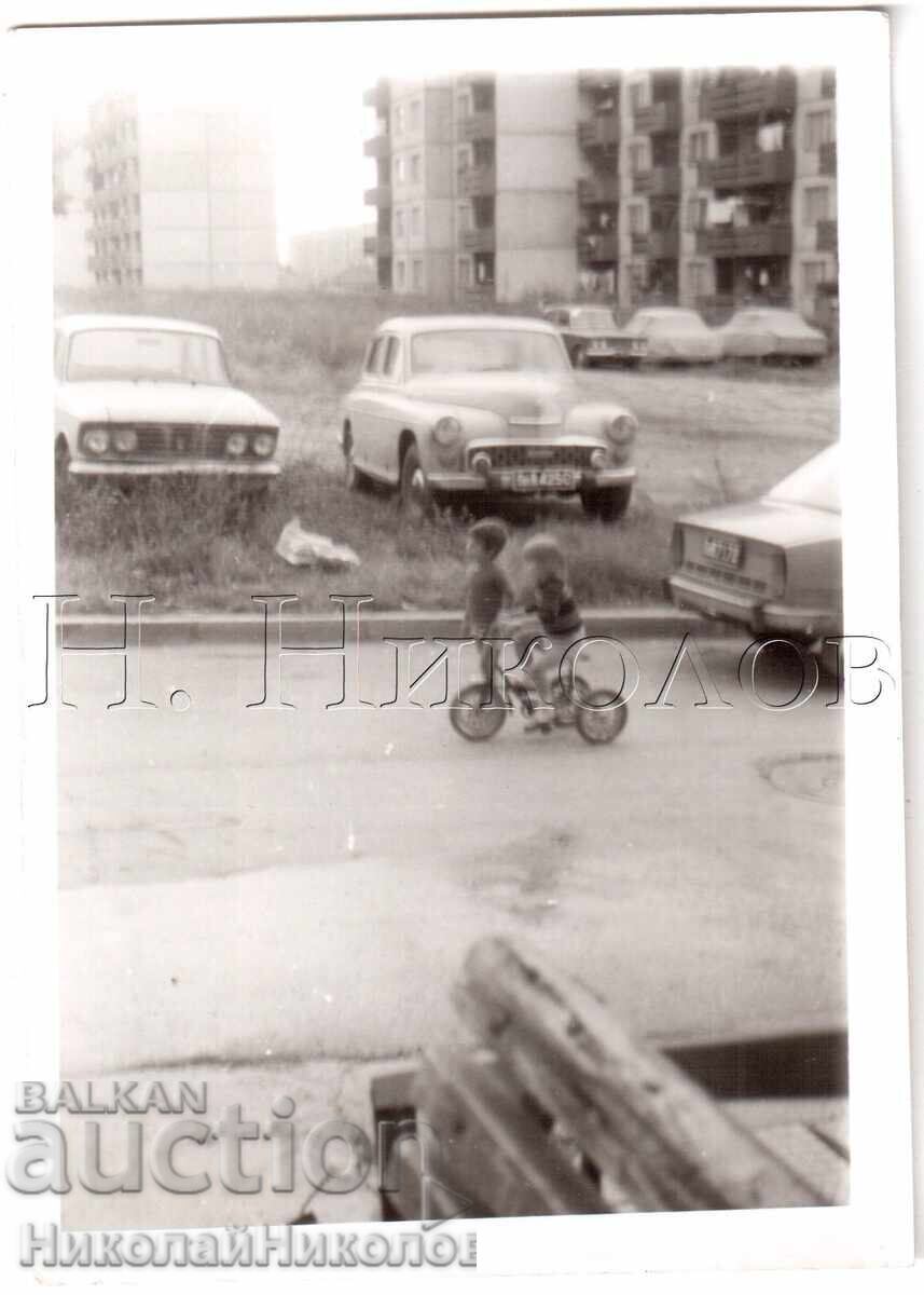 FOTOGRAFIE VECHE PLEVEN IDILĂ SOCIALISTĂ COPII CU TRICICLETĂ E446 FOTOGRAFIE VECHE PLEVEN IDILĂ SOCIALISTĂ COPII CU TRICICLETĂ E446