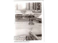 FOTOGRAFIE VECHE PLEVEN IDILĂ SOCIALISTĂ COPII CU TRICICLETĂ E446