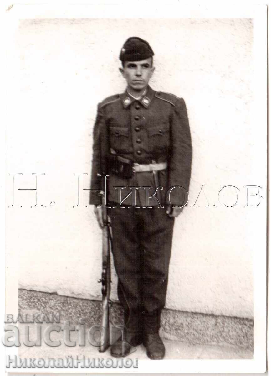 OLD PHOTO GUARD SOLDIER WITH RIFLE ON POST E447