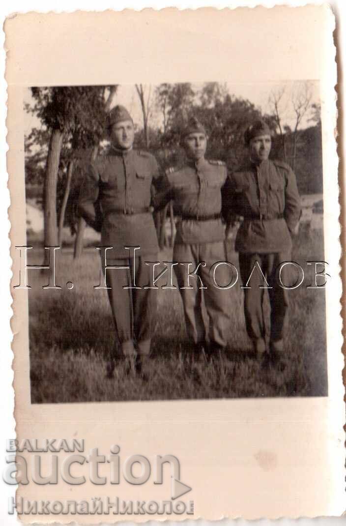 МАЛКА СТАРА СНИМКА ТРИМА ДРУГАРИ ВОЙНИЦИ Е449