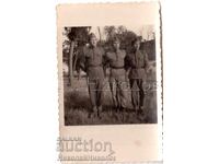 MICĂ POZĂ VECHE CU TREI CAMARAZI SOLDATI E449