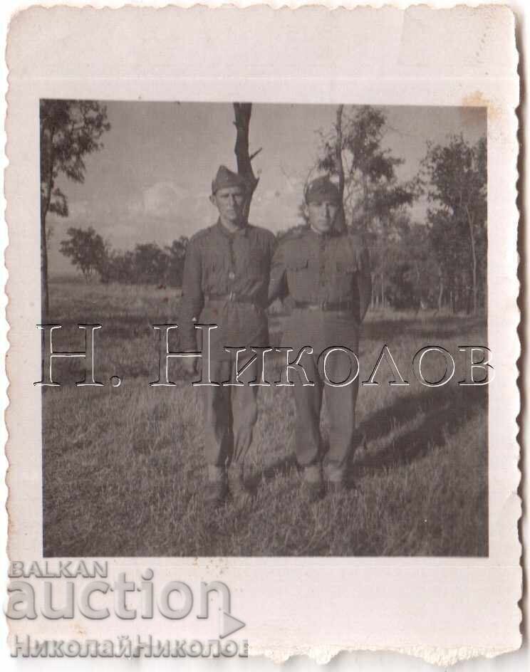 МАЛКА СТАРА СНИМКА ДВАМА ДРУГАРИ ВОЙНИЦИ Е450