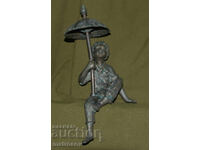 Sculptură veche din bronz, băiat cu umbrelă