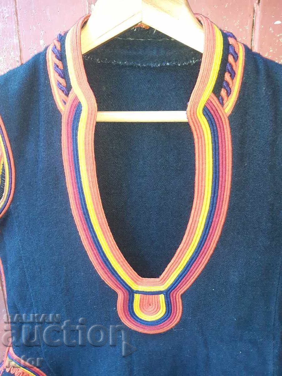 Livrarea Autentică, frumoasă, suman de lână. Costum popular