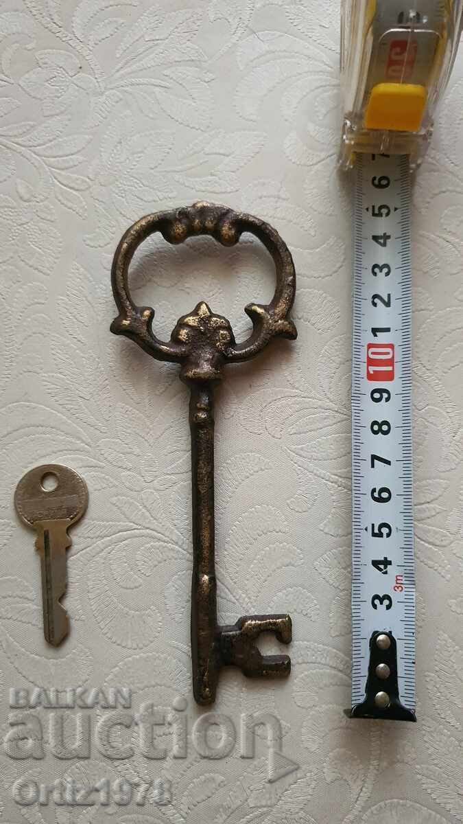Large cast iron key, 15 cm.