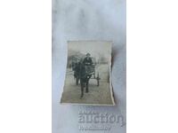 Снимка Мъж с двуколка на улицата