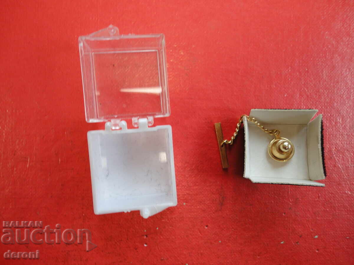 Δημοπρασία Επιχρυσωμένη καρφίτσα με σύμβολο και πέτρες Δημοπρασία Επιχρυσωμένη καρφίτσα με σύμβολο και πέτρες