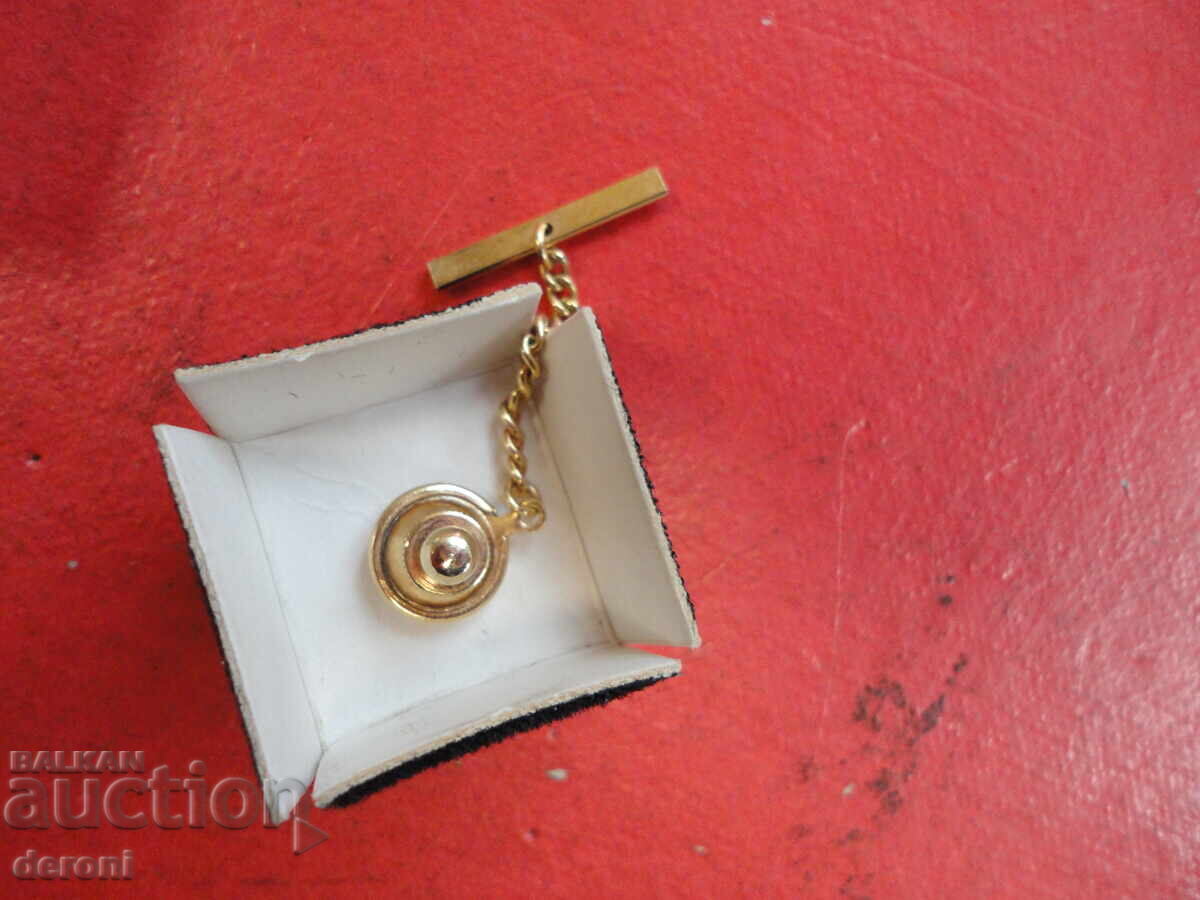 Παράδοση Επιχρυσωμένη καρφίτσα με σύμβολο και πέτρες Παράδοση Επιχρυσωμένη καρφίτσα με σύμβολο και πέτρες