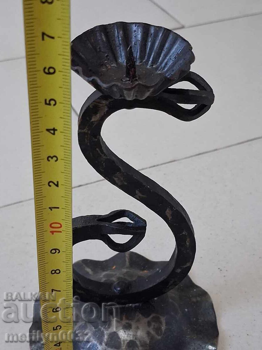 Παράδοση Παλιό σφυρήλατο κηροπήγιο, κερί