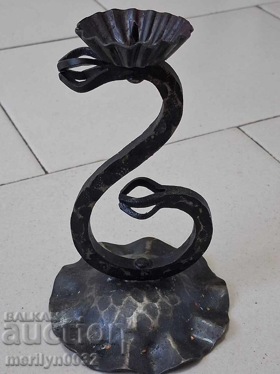 Παλιό σφυρήλατο κηροπήγιο, κερί