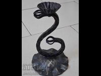 Παλιό σφυρήλατο κηροπήγιο, κερί