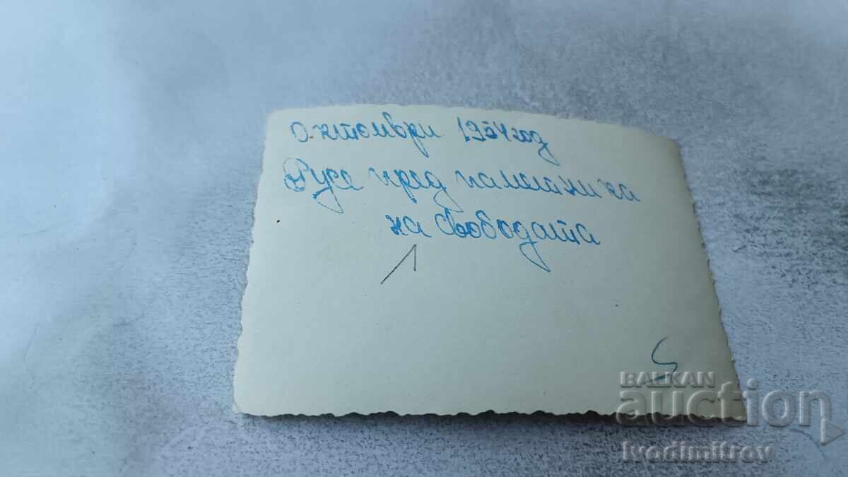 Снимка Русе Ученици пред паметника на Свободата 1954 с цена 3.45 лв. | € 1.76
