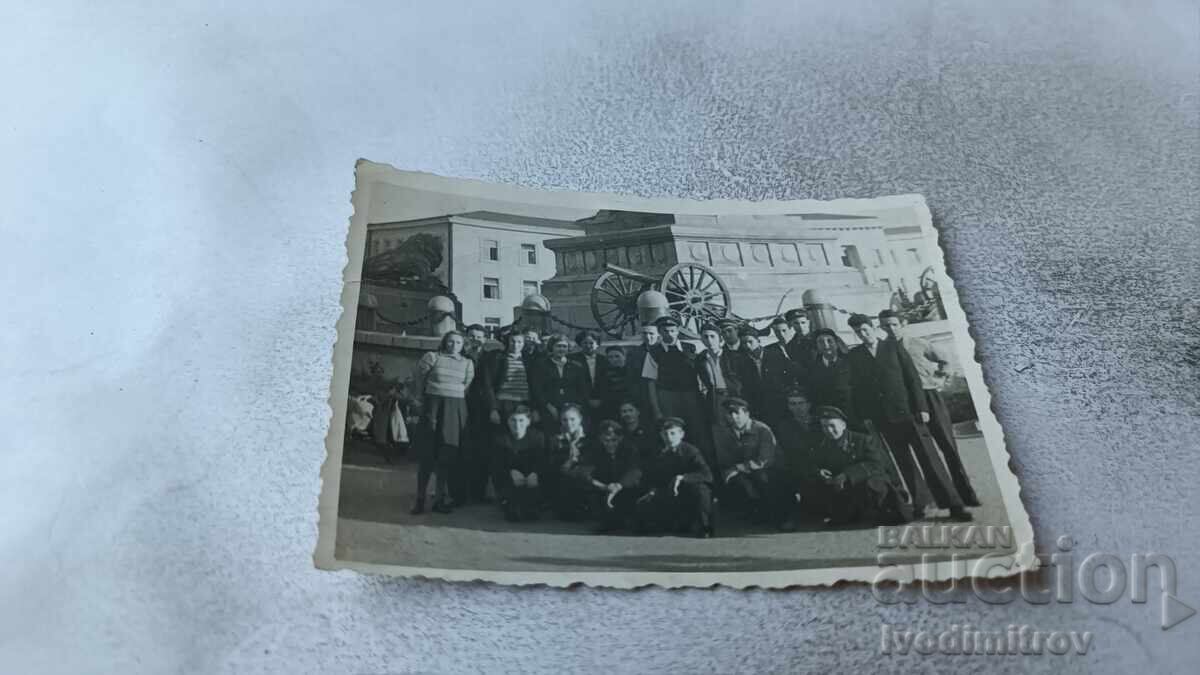 Снимка Русе Ученици пред паметника на Свободата 1954