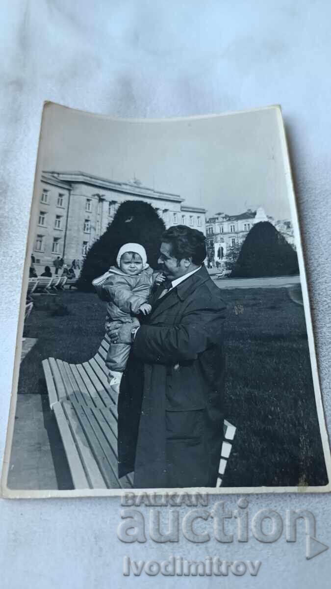 Φωτογραφία Ρούσε Άνδρας και μικρό κοριτσάκι 1976 Φωτογραφία Ρούσε Άνδρας και μικρό κοριτσάκι 1976