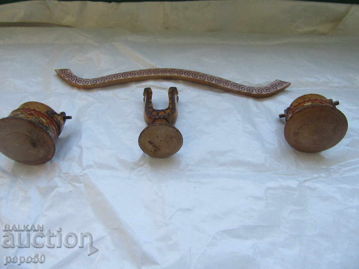 Livrarea Suvenir pirogravat din epoca socialistă "Călușul cu Menci"