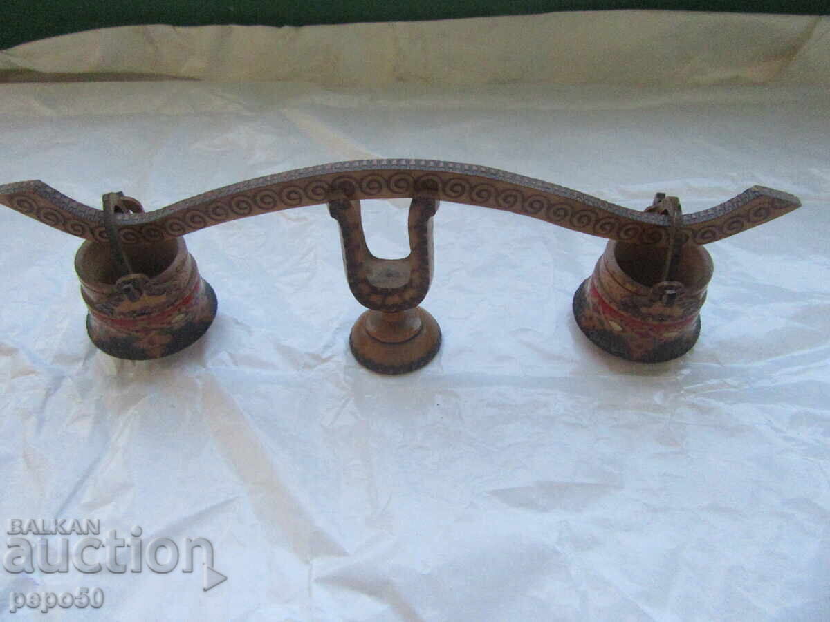 Suvenir pirogravat din epoca socialistă "Călușul cu Menci"